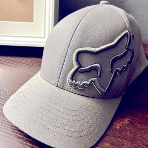 Fox Racing FlexFit 2.0 hat in gray color with green rim on logo.